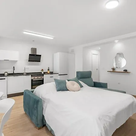 Serene Urban Retreat With Ac And Wifi Daire